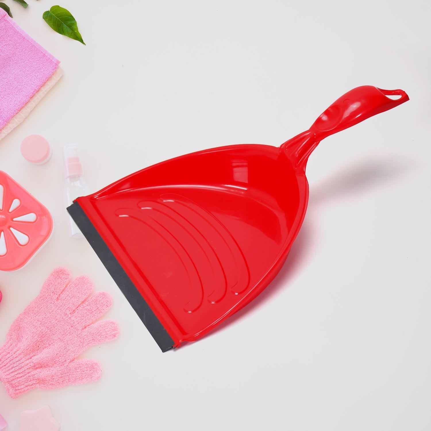Dustpan set with long handle for easy cleaning. Dustpan set with long handle for easy cleaning.